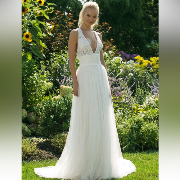 Sweetheart Wedding Gown - Picture 1 of 10